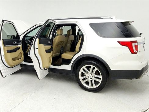 Used 2017 Ford Explorer XLT w/ Equipment Group 202A image 11