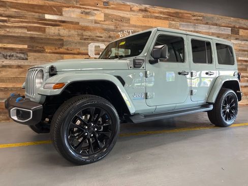 Used 2023 Jeep Wrangler Unlimited Sahara w/ Cold Weather Group AWD/4WD image 18