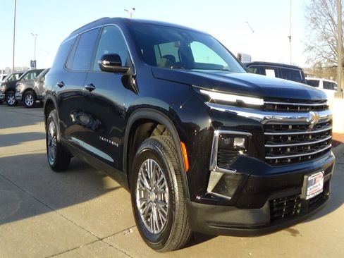Used 2025 Chevrolet Traverse LT FWD image 4
