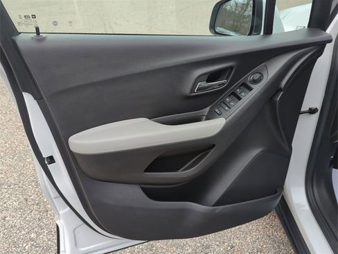 Certified 2022 Chevrolet Trax LT w/ LT Convenience Package image 21