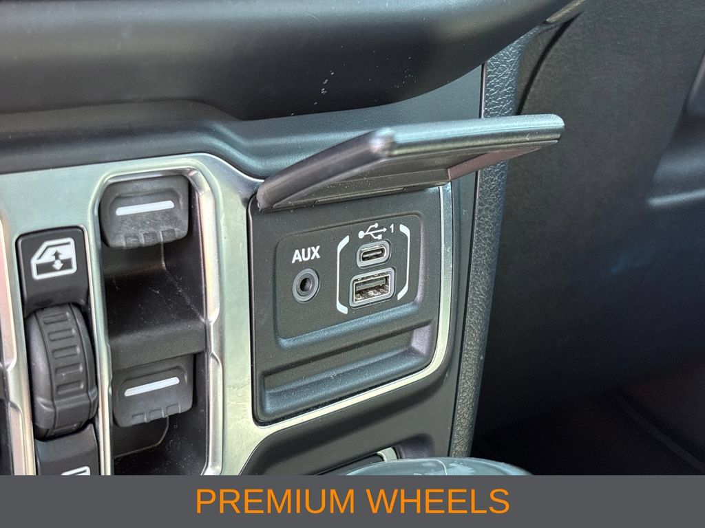 Used 2022 Jeep Wrangler Unlimited Sahara w/ Cold Weather Group AWD/4WD image 16