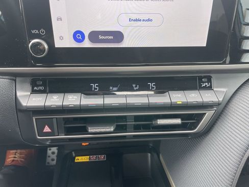 Used 2025 Toyota Camry SE image 11