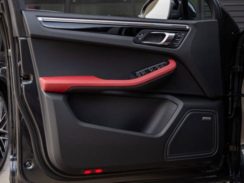 New 2026 Porsche Macan image 21