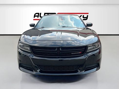 Used 2018 Dodge Charger SXT RWD image 2