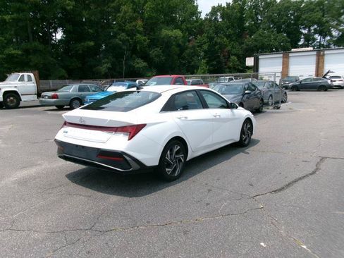 Used 2025 Hyundai Elantra SEL FWD image 6