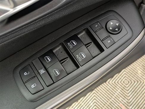 Used 2019 Jeep Cherokee Limited image 16