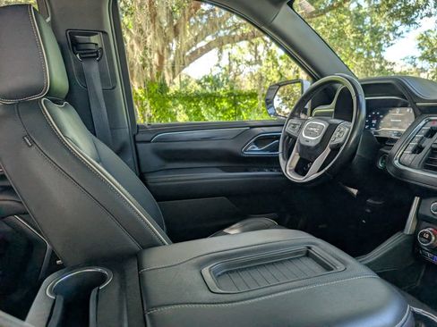 Used 2023 GMC Yukon XL SLT AWD/4WD image 13