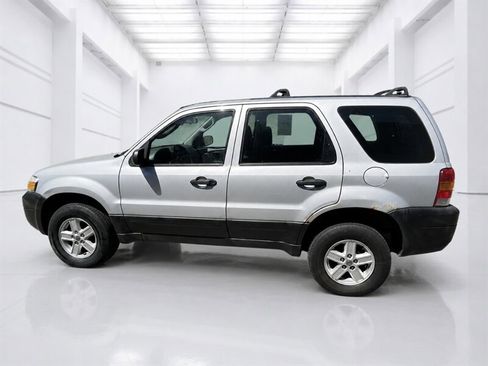 Used 2005 Ford Escape XLS AWD/4WD image 4