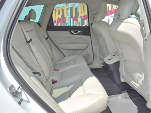 Used 2019 Volvo XC60 T6 Momentum w/ Multimedia Package image 36