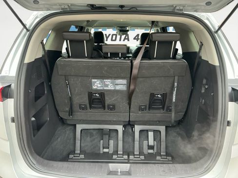 Used 2023 Kia Carnival LX image 17