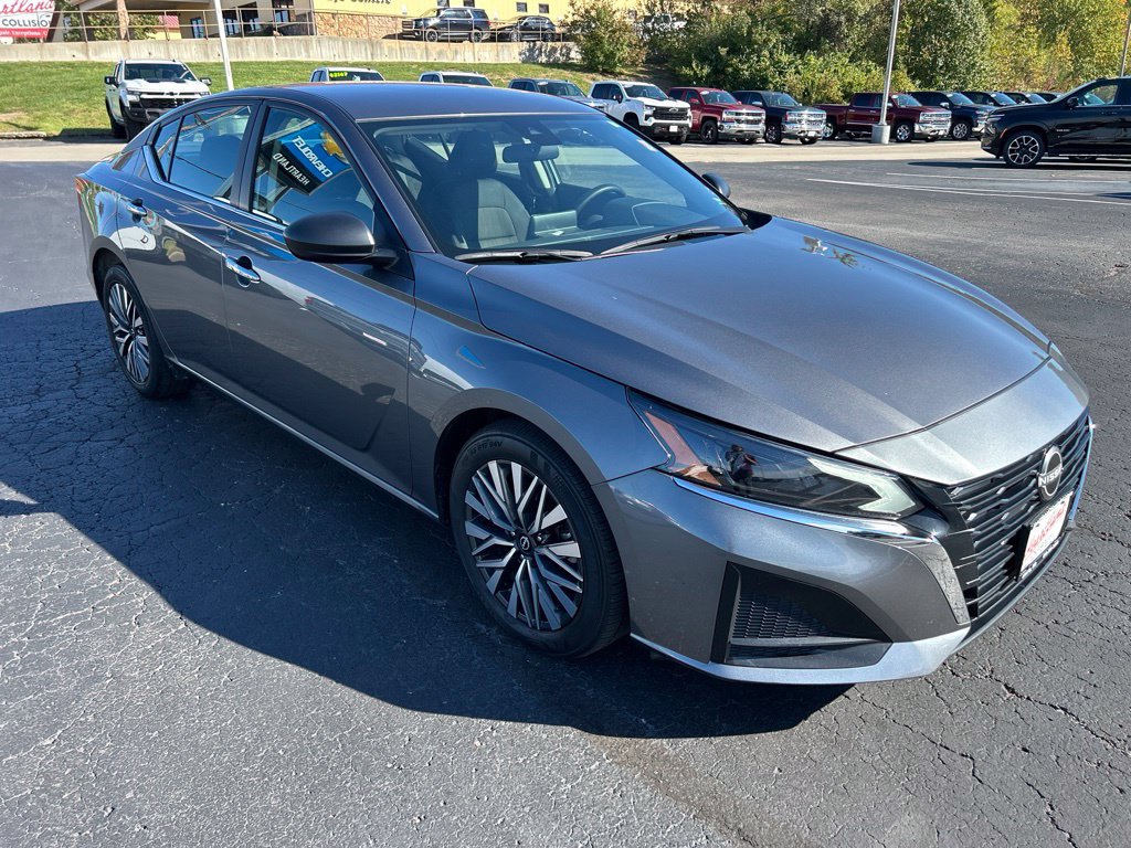 Used 2024 Nissan Altima 2.5 SV FWD image 3