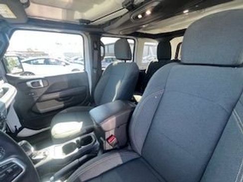 Used 2025 Jeep Wrangler Sahara image 13