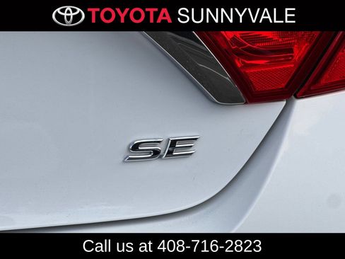 Used 2017 Toyota Camry SE w/ Moonroof Package FWD image 13