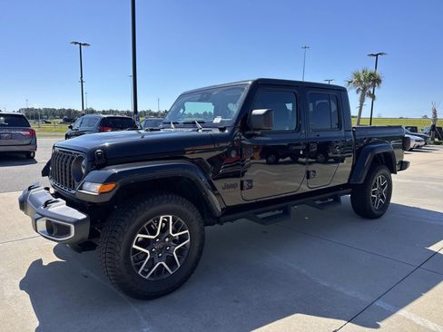 Used 2024 Jeep Gladiator Sport AWD/4WD image 3