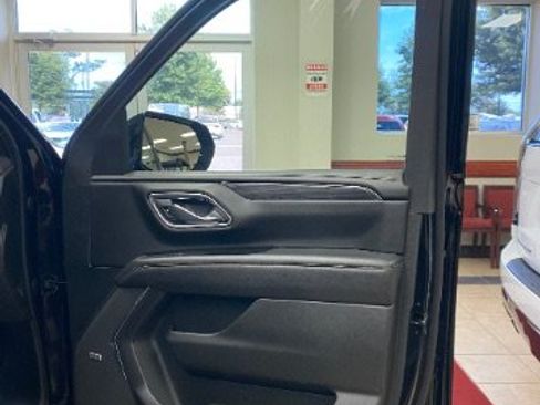 Used 2023 GMC Yukon XL SLT AWD/4WD image 10