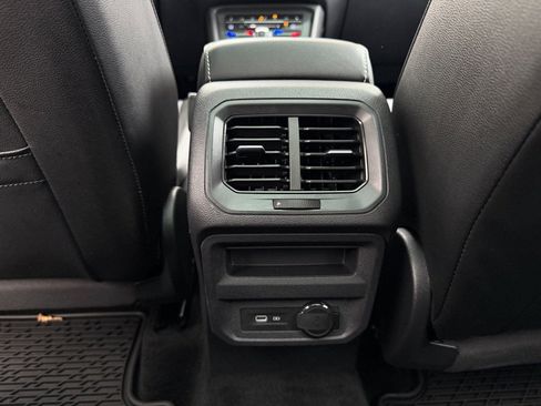 Used 2022 Volkswagen Tiguan SE image 12
