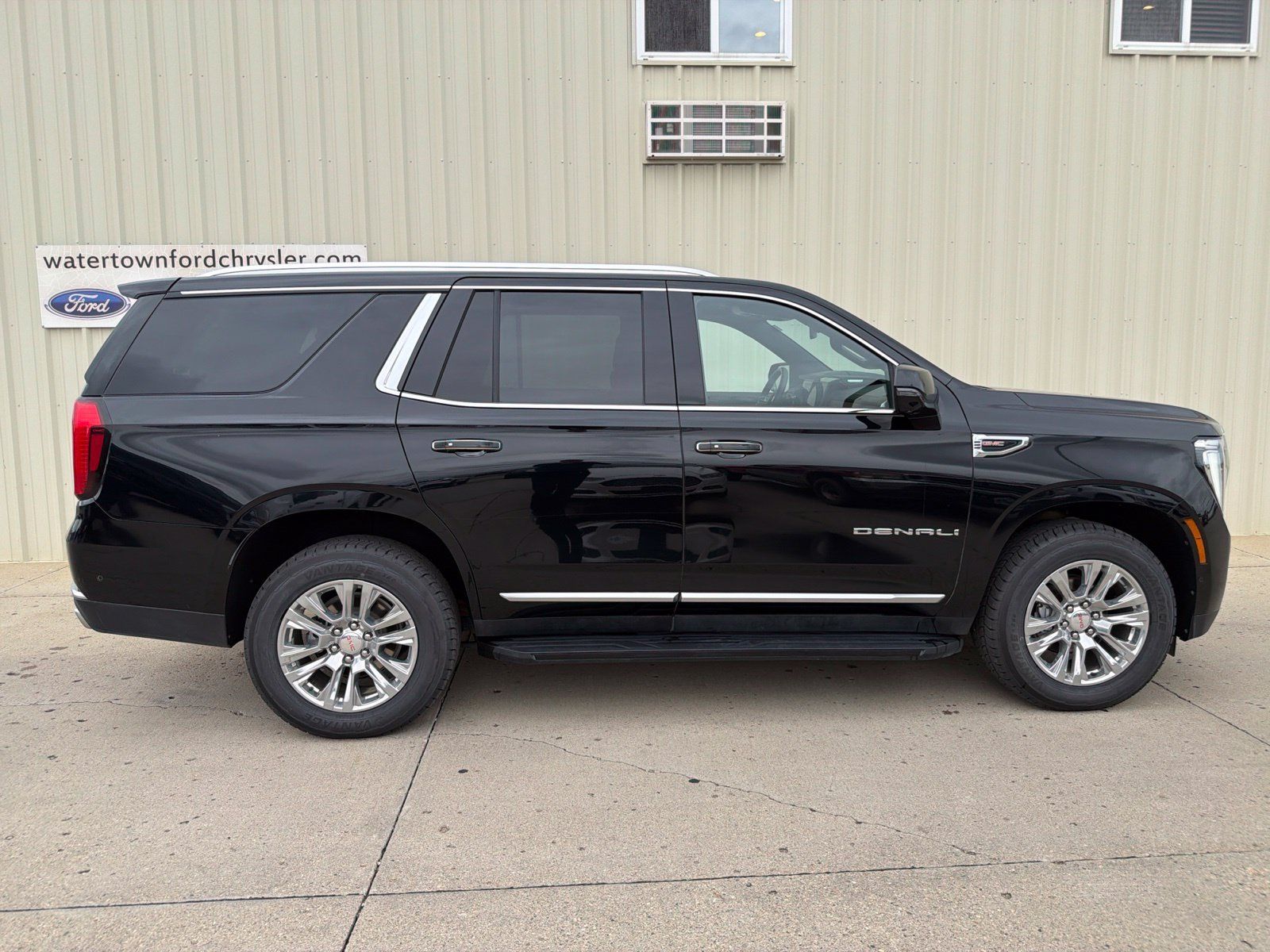 Used 2025 GMC Yukon Denali AWD/4WD image 1