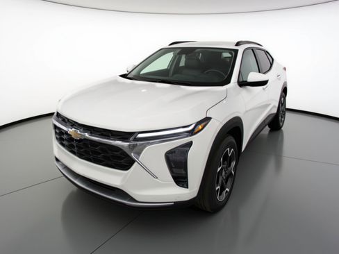 Used 2025 Chevrolet Trax LT image 3