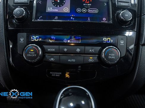 Used 2020 Nissan Rogue SV image 19