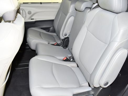 Used 2024 Toyota Sienna XLE image 45