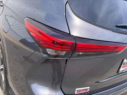Used 2020 Toyota Highlander XLE FWD image 35