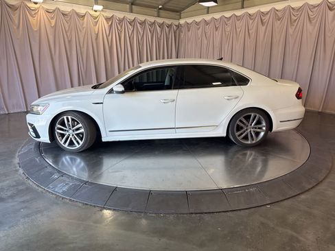 Used 2017 Volkswagen Passat 1.8T R-Line w/ R-Line Lighting Package FWD image 8