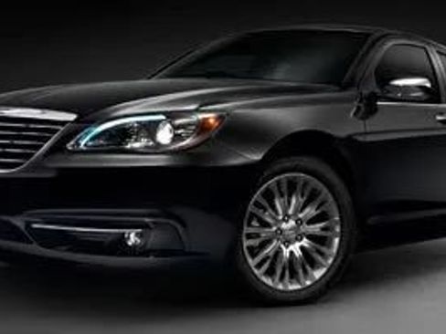 Used 2011 Chrysler 200 Touring FWD image 1