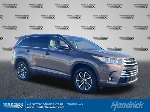 Used 2017 Toyota Highlander XLE image 1