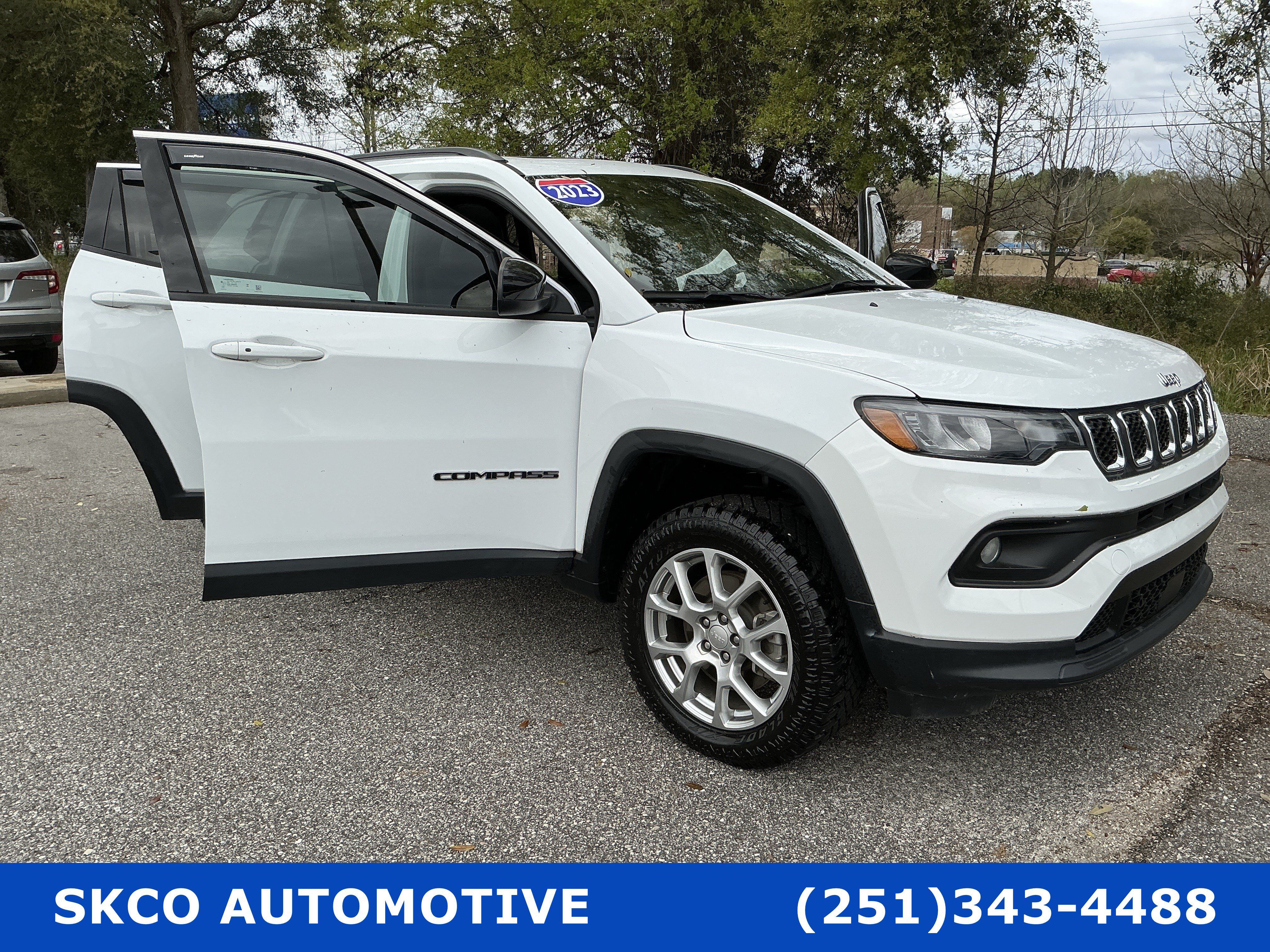 Used 2023 Jeep Compass Latitude w/ Sun and Sound Group AWD/4WD image 31