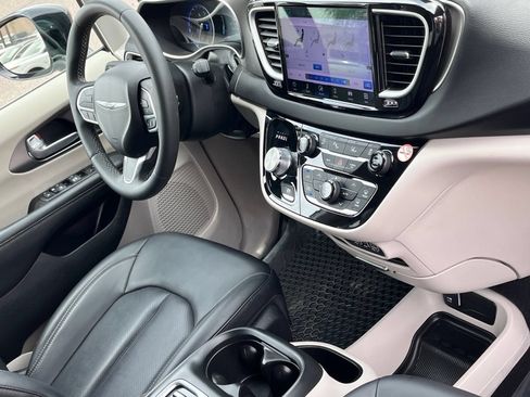 Used 2024 Chrysler Pacifica Touring-L FWD image 9