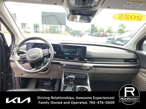 Used 2025 Kia Carnival EX FWD image 10
