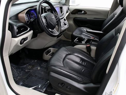 Used 2017 Chrysler Pacifica Touring-L image 10