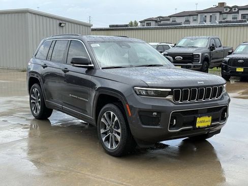 New 2025 Jeep Grand Cherokee Overland w/ Luxury Tech Group IV AWD/4WD image 2
