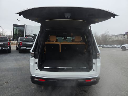 Used 2022 Jeep Grand Wagoneer Series III image 5