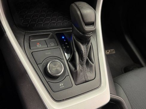 Used 2021 Toyota RAV4 LE AWD/4WD image 14