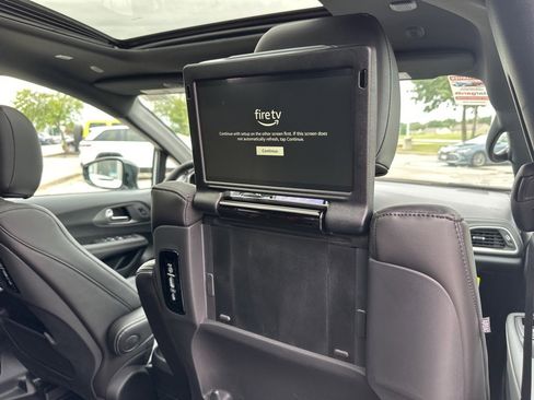 New 2026 Chrysler Pacifica Select image 3