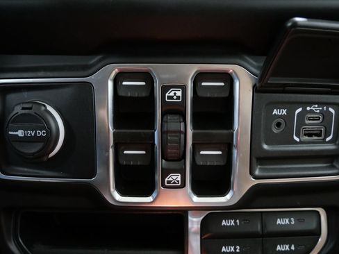 Used 2022 Jeep Wrangler Unlimited Sahara w/ Cold Weather Group AWD/4WD image 22