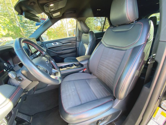 Used 2025 Ford Explorer ST-Line w/ ST-Line Street Pack AWD/4WD image 18