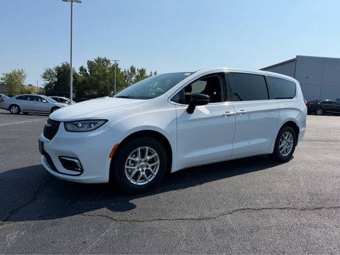 Used 2024 Chrysler Pacifica Touring-L FWD image 4