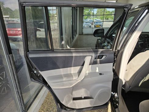 Used 2013 Toyota Highlander Plus FWD image 17