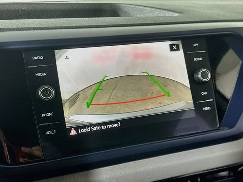 Used 2022 Volkswagen Taos SE w/ Panoramic Sunroof Package FWD image 9