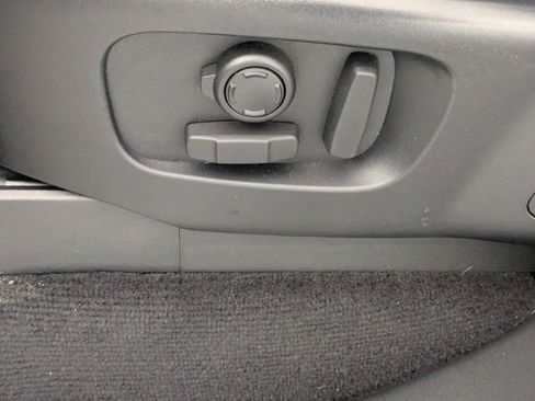 Used 2023 Land Rover Discovery S image 14