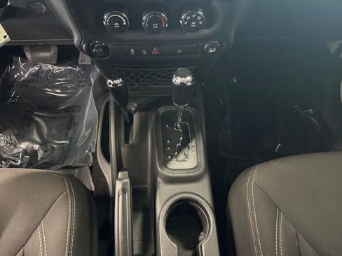 Used 2018 Jeep Wrangler Unlimited Sahara w/ Connectivity Group AWD/4WD image 14