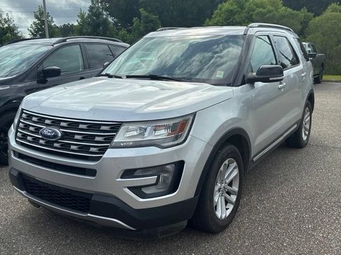 Used 2017 Ford Explorer XLT FWD image 1