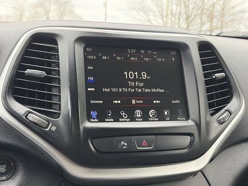 Used 2018 Jeep Cherokee Trailhawk image 23