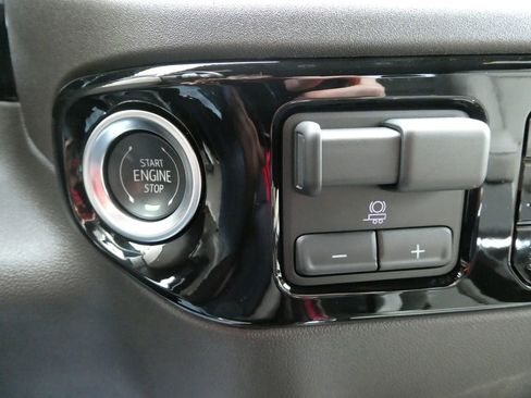 Certified 2025 Chevrolet Silverado 1500 LTZ AWD/4WD image 27
