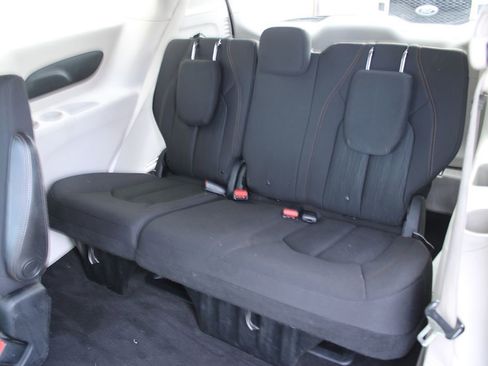 Used 2019 Chrysler Pacifica LX image 13