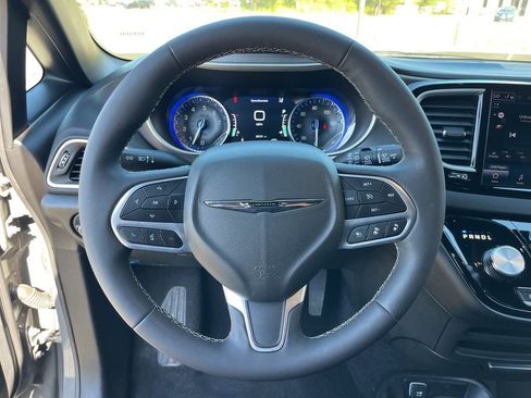 Used 2025 Chrysler Pacifica Select FWD image 15