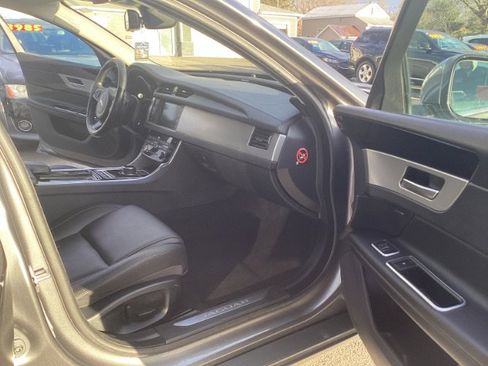 Used 2018 Jaguar XF Premium image 8