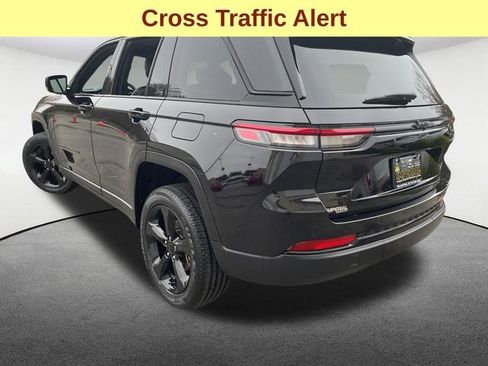 Used 2025 Jeep Grand Cherokee Altitude AWD/4WD image 10